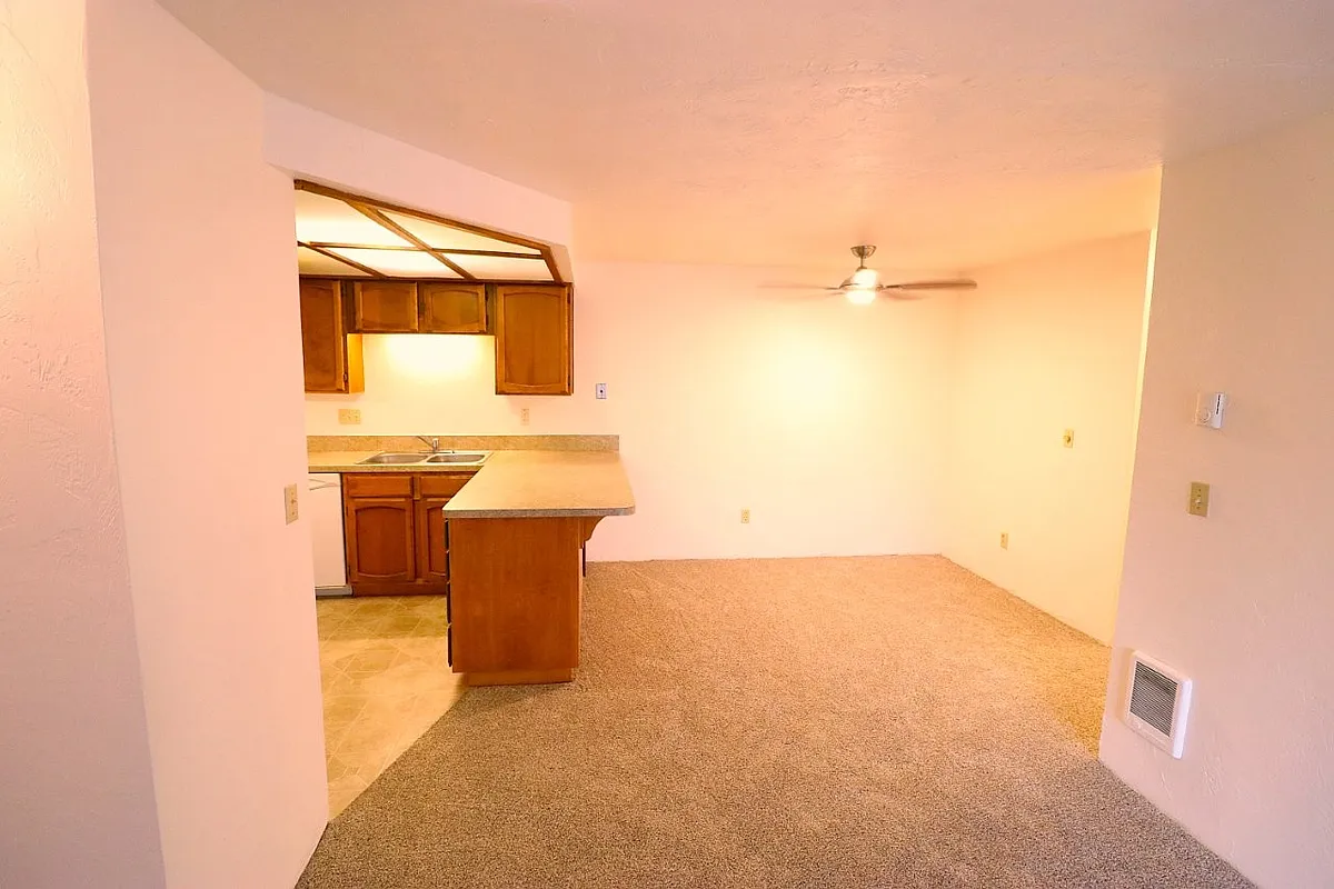 Building Photo - 650 Harlow Rd #106