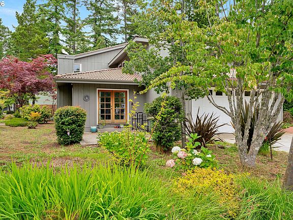 3rd image of 2270 Upas Pl