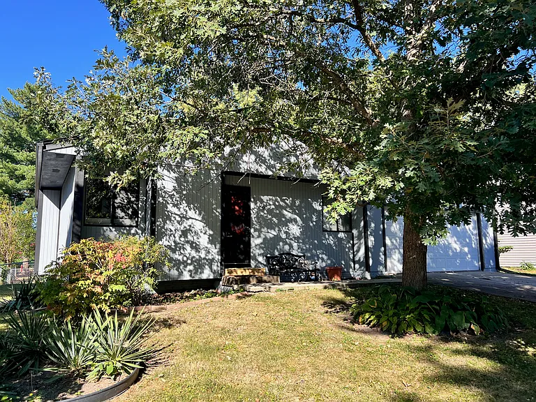 1509 Esther St — Photo 3