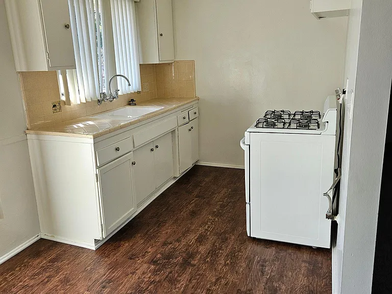 372 Monterey Rd — Photo 9