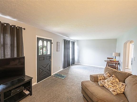4th image of 389 Crestwood Ave