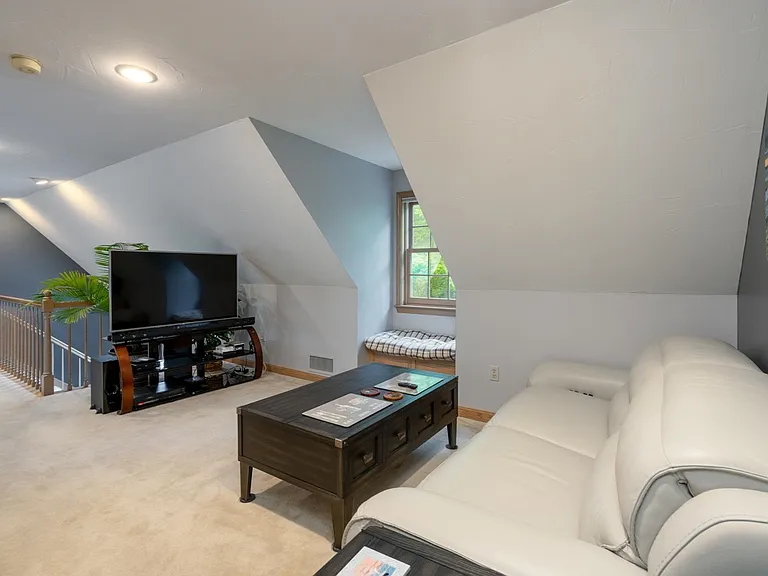 39 Robertson Dr — Photo 38