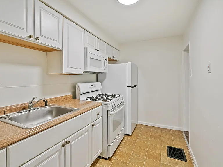 641 6th Street — Photo 8