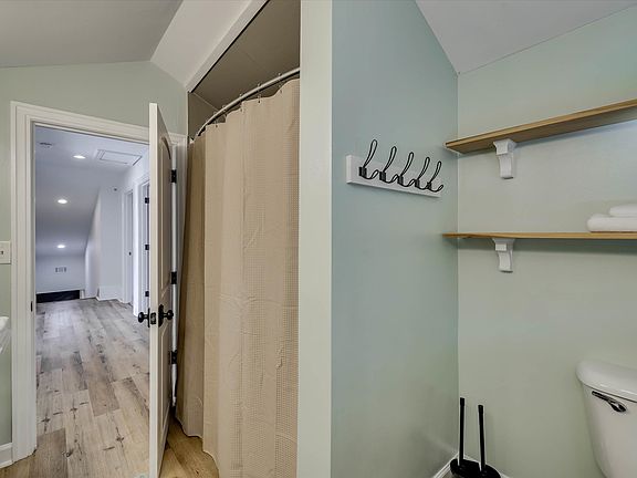 Upstairs full bathroom and hallway