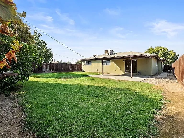 4335 W Tulare Ave — Photo 22