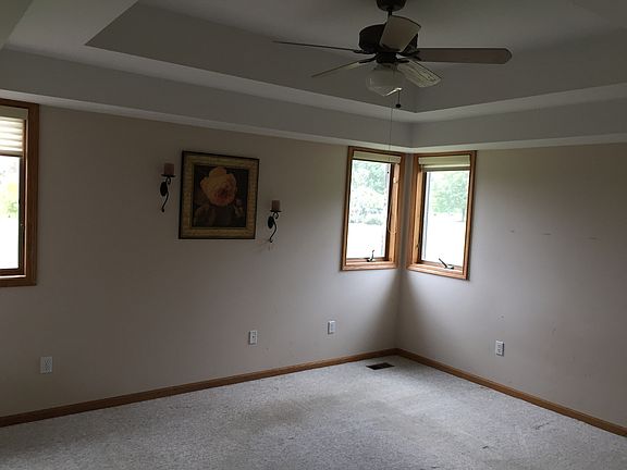 Mbedroom with tray ceiling