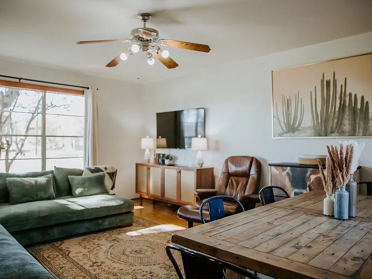 604 W Pecan St — Photo 24