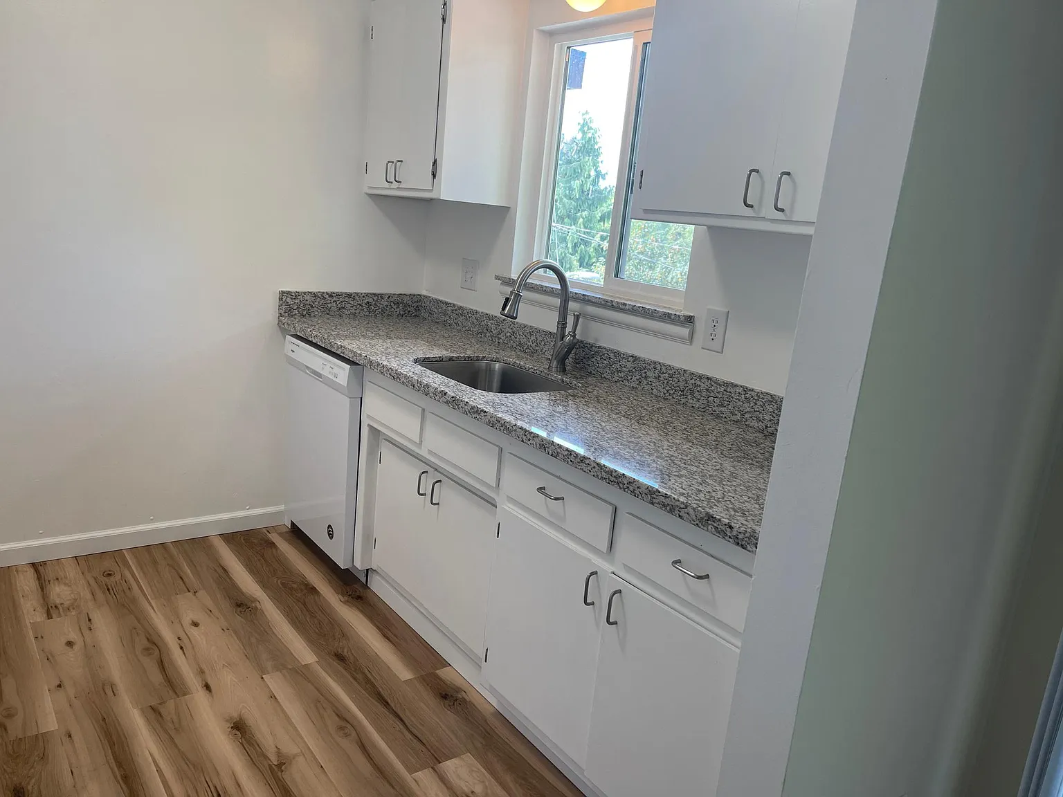 2 bed, 820 sqft, $1,765 — Photo 3