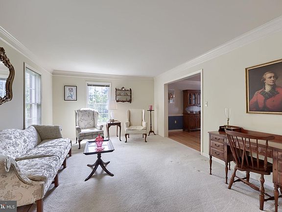 5th image of 348 Squire Ln