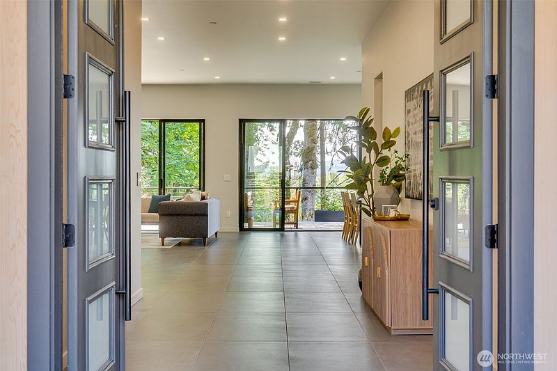 3rd image of 536 NE Province Drive