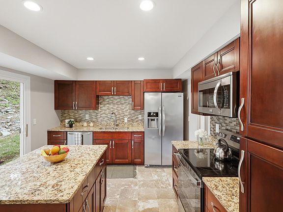 4th image of 1325 Castle Ct