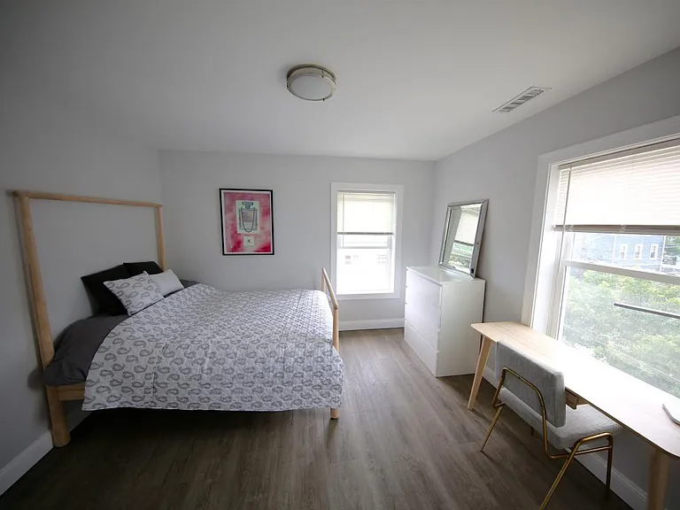 12 Trenton St E — Photo 3