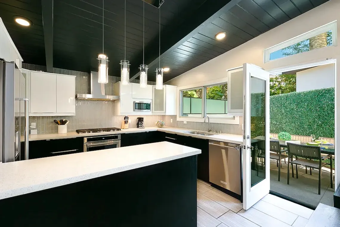 4 bed, 2000 sqft, $8,250 — Photo 2