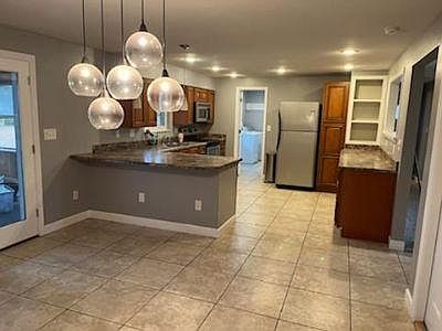 5th image of 924 Birchwood Dr