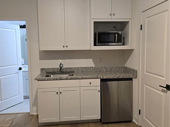 5th image of 1887 Vincent Dr