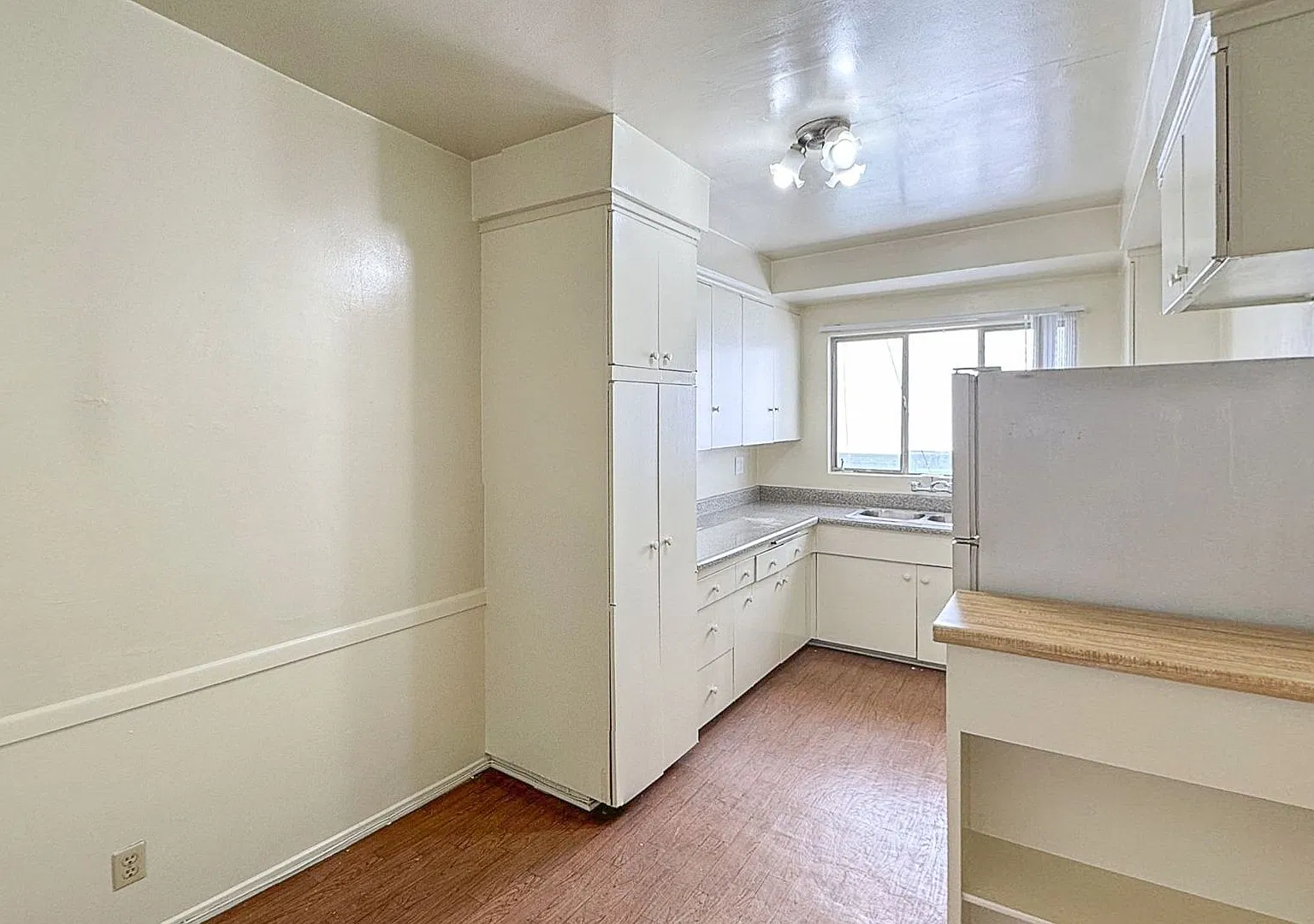 Charming Upper Studio - A Few Blocks To Santa Monica Beach! — Photo 3