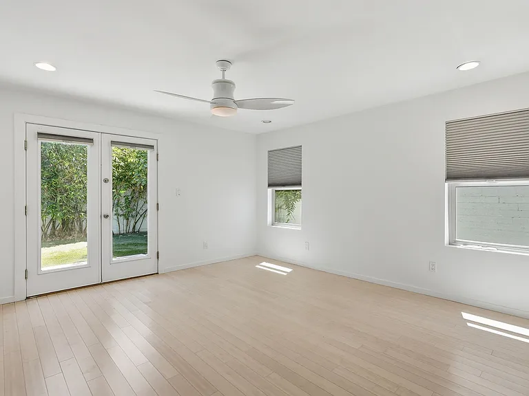 2525 E Minnezona Ave — Photo 13
