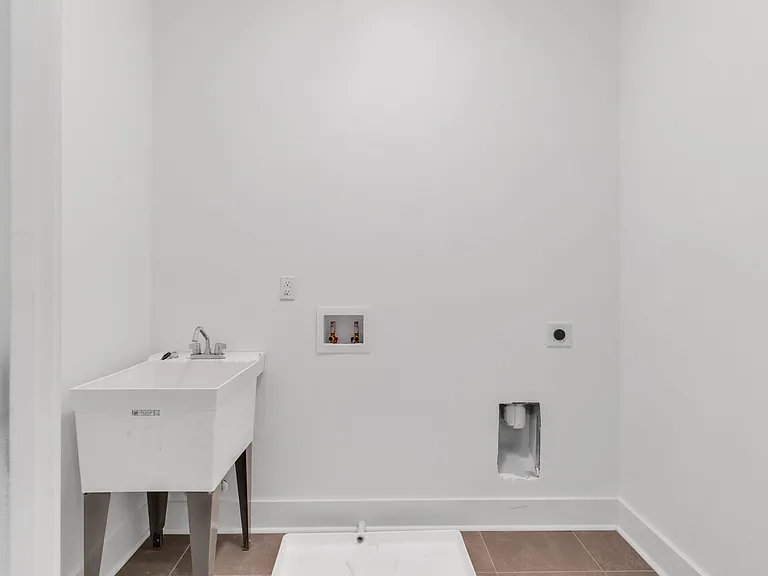 976 Dunning St — Photo 28