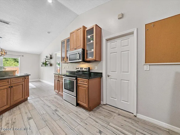 897 Hunters Creek Dr — Photo 13