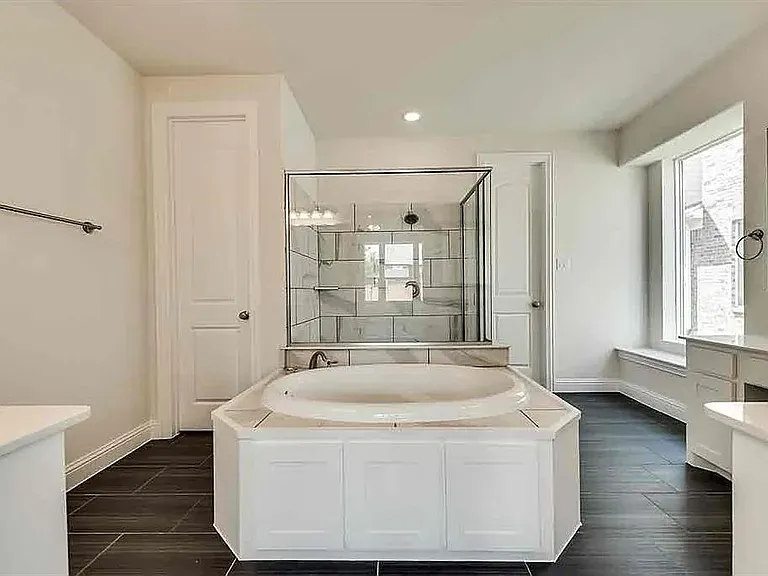 4737 Mulholland Dr — Photo 16