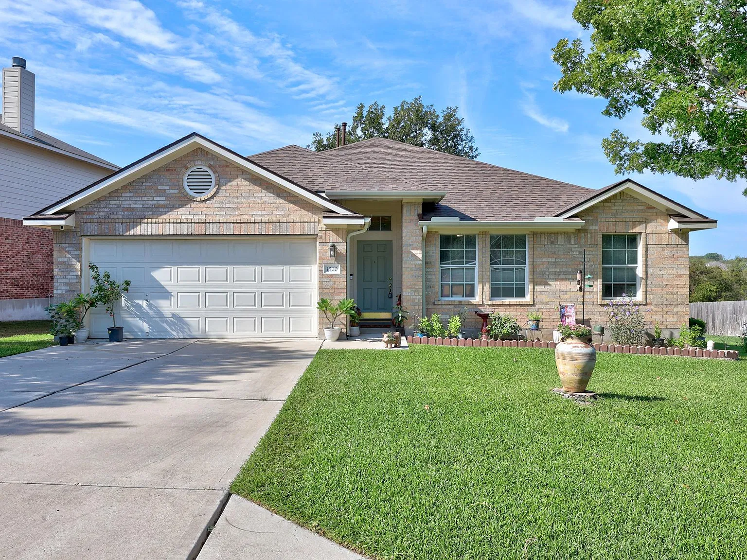 3 bed, 2.0 bath, 1660 sqft, $2,100 — Photo 1