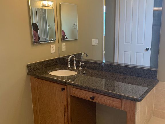 3rd image of 924 NW Leonardo Cir