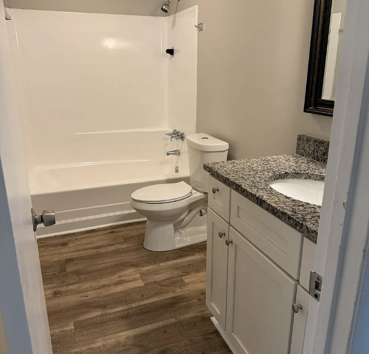 2 bed, 1.0 bath, 844 sqft, $975 — Photo 2