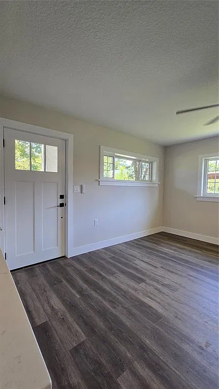 6 bed, 3.0 bath, 1835 sqft, $3,295 — Photo 3