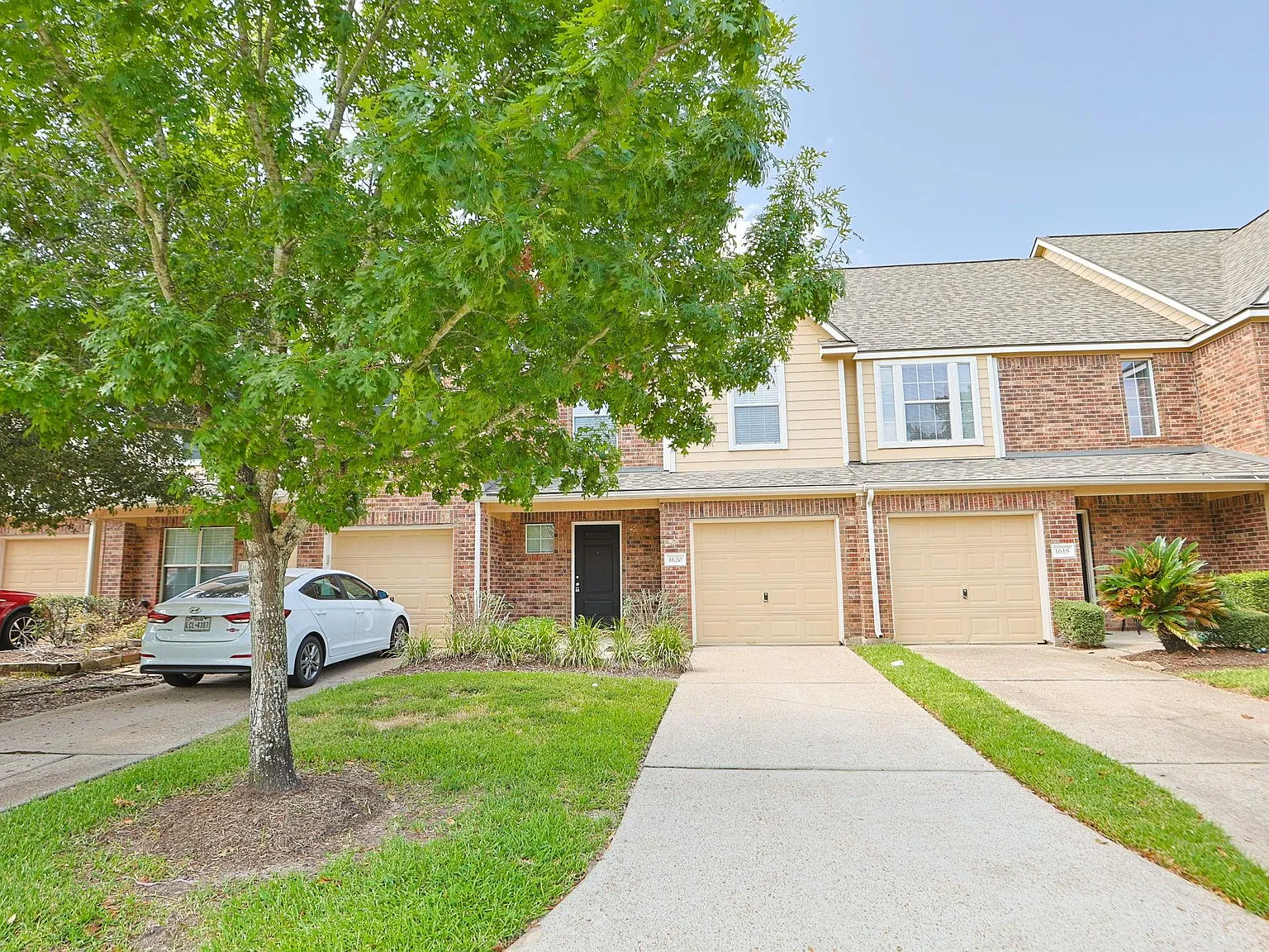 2 bed, 2.5 bath, 1305 sqft, $1,900 — Photo 2