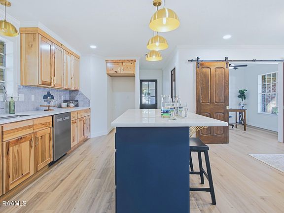 4th image of 412 Broadmoor Blvd