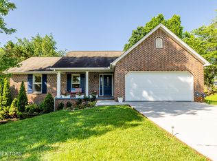 1017 Summerfield Dr, Maryville, TN 37801