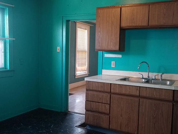 4th image of 370 Iona Ave