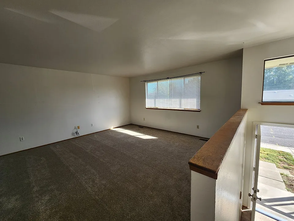 2201 W Logan Ave