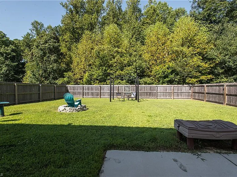 2110 Longburn Dr — Photo 12