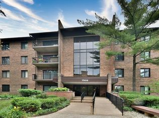 7502 Farmingdale Dr APT 204, Darien, IL 60561
