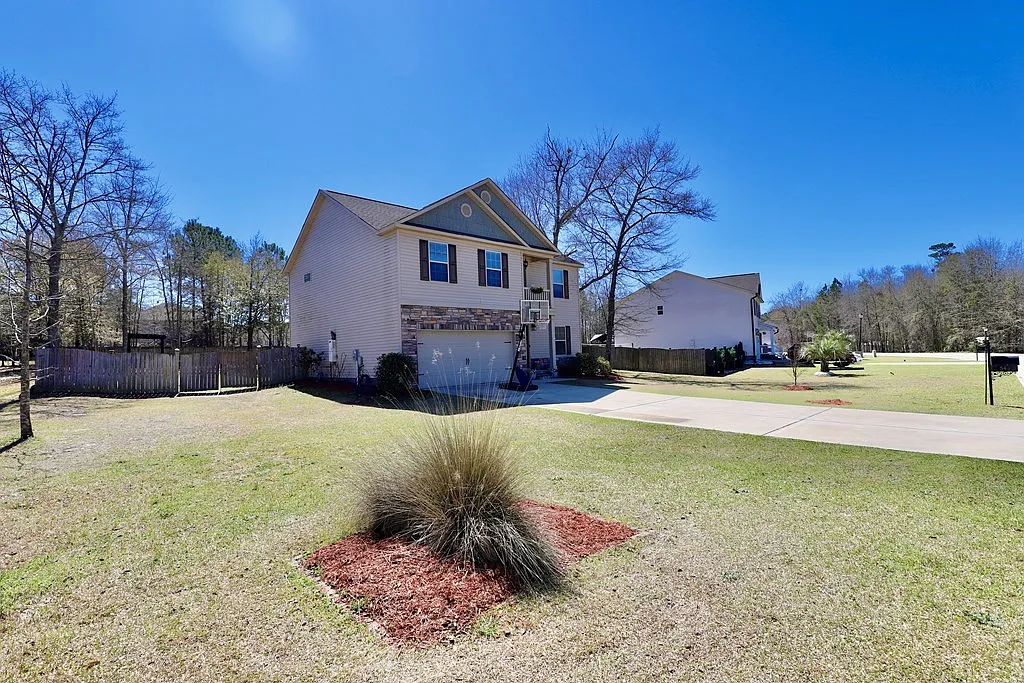 4 bed, 2.5 bath, 2192 sqft, $2,275 — Photo 2