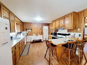 4th image of 108 Dutch St