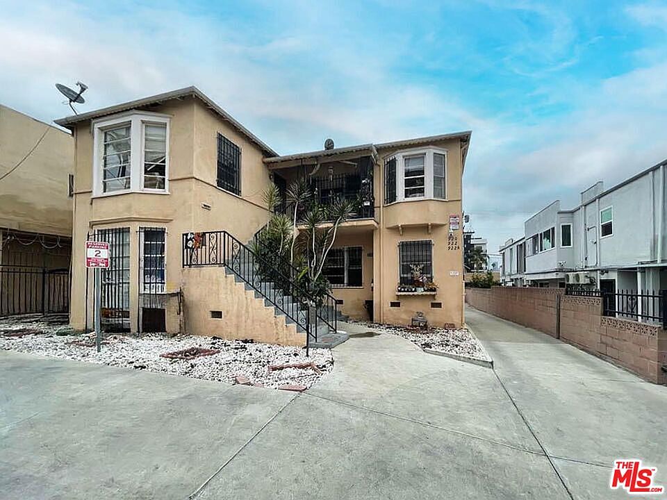 1st image of 920 S Kenmore Ave