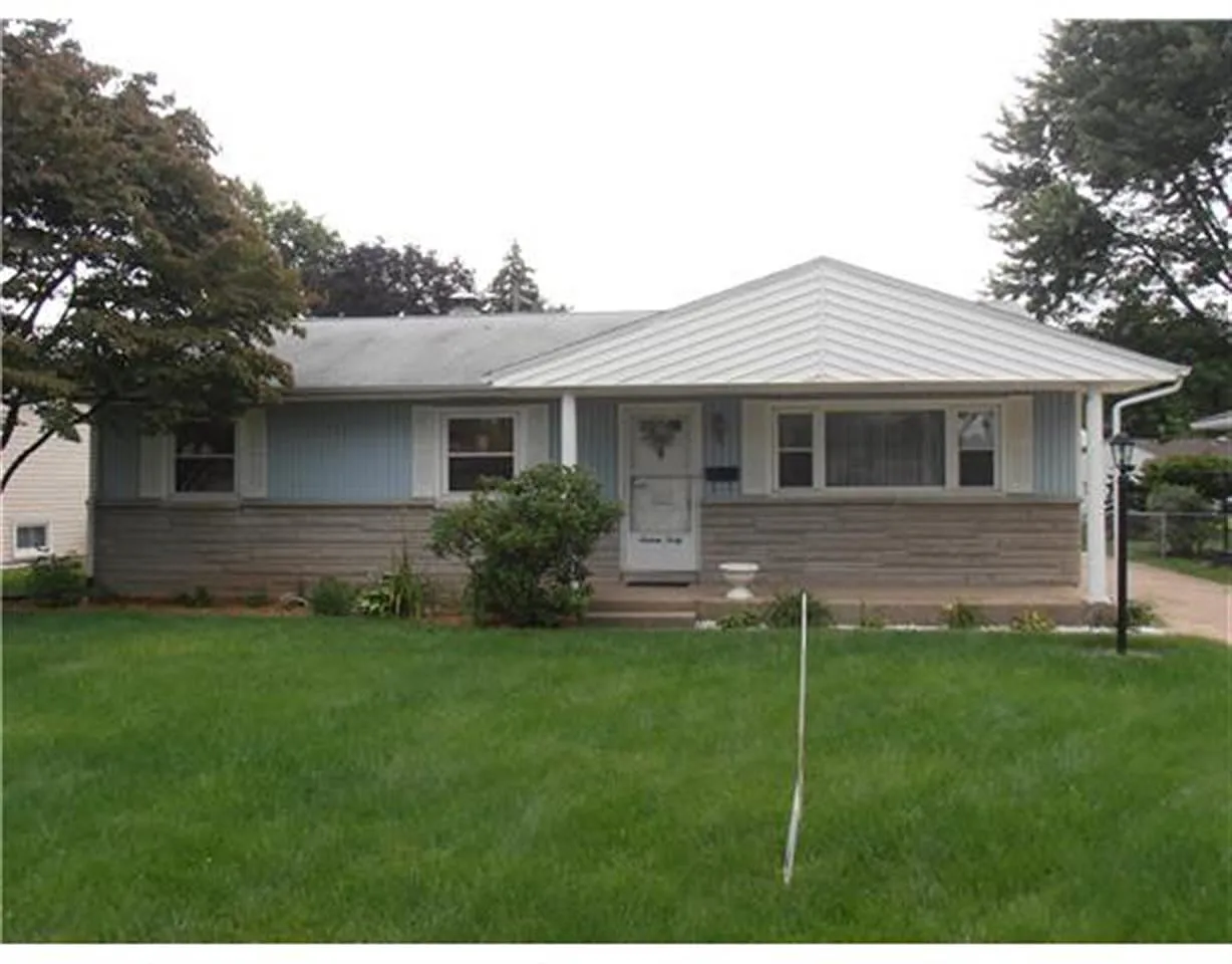 1640 Gordon Dr N photo 1