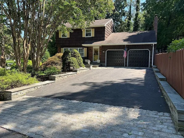 17 Tusculum Rd, Commack, NY 11725
