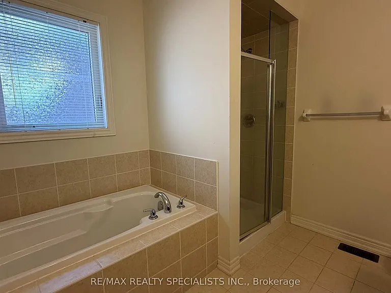 3273 Stoney Cres — Photo 20