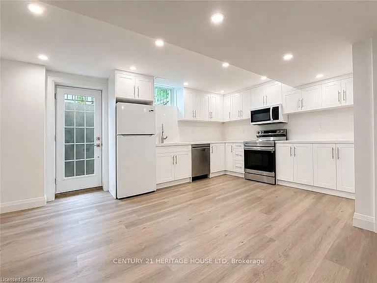 63 Kaufman Dr #LOWER — Photo 2