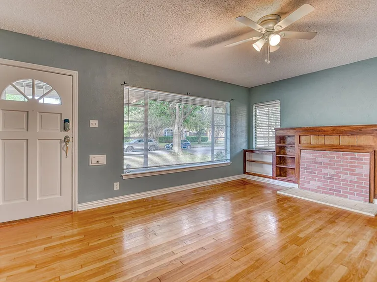 6028 Fairway Ave — Photo 2