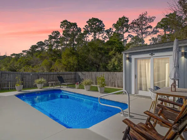 8422 Island Dr, Navarre, FL 32566