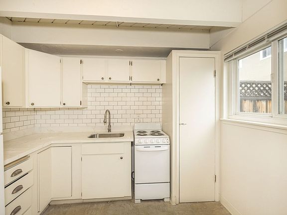 3rd image of 3050-3058 Emerson St