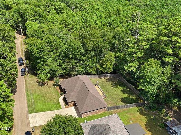 4th image of 407 Pine Ridge Rd