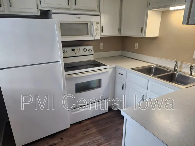 1010 Linden Dr — Photo 2