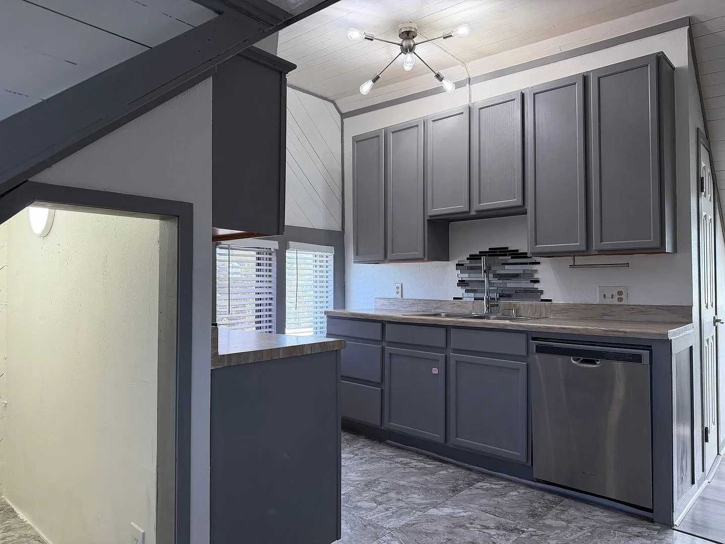 Monte Vista 1-Bedroom Ready For Move In! — Photo 2