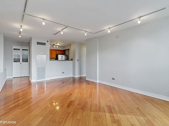 5th image of 345 N La Salle Dr APT 403