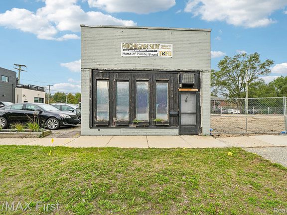 2nd image of 1213 N Main St